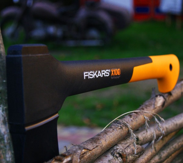 Topor pentru camping Fiskars X10 