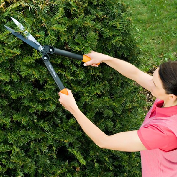 Foarfeca usoara cu mecanism de forta pentru gard viu Fiskars HS72