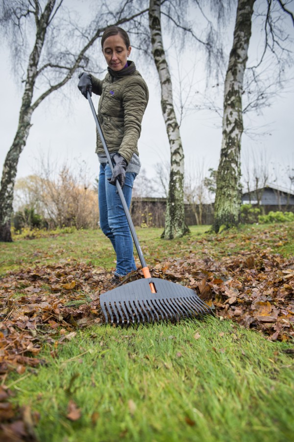 Grebla frunze Solid cu coada L Fiskars